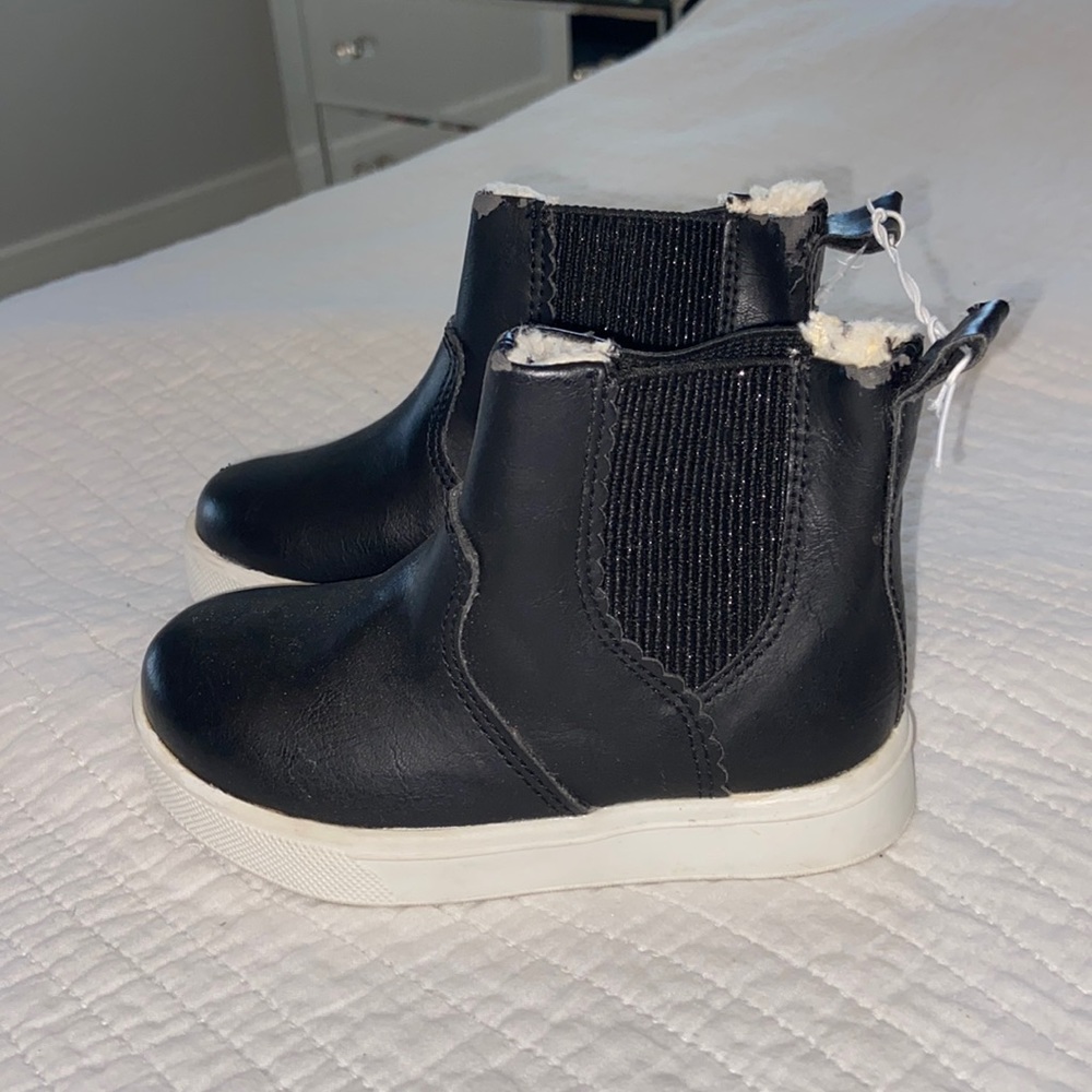 Brand new H&M black fur boots girls size 7.5. Small scratch on right foot